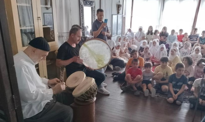 Bor Halil Nuri Bey Halk Kütüphanesi'nde Kuran Kursu'na Katılan Çocuklara Yönelik Tasavvuf Müzik Dinletisi