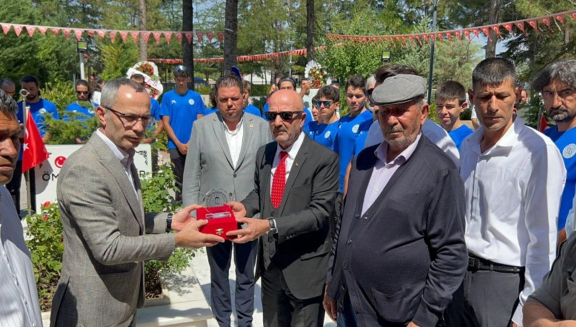 Aksakallıdan Ömer Halisdemir in Kabrine Ziyaret