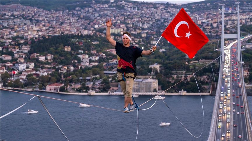 Yürekleri ağza getirdi! İp üstünde kıta değiştirdi